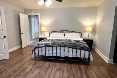 Image de Large 4 br Home on an acre in a neighborhood setting -The Cajun Nest-