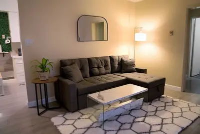 Modern home in heart of Alhambra-10 min from La