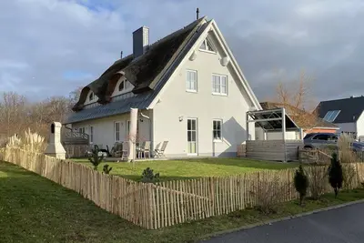 Image de Mien Huus 2 Stylish thatched-roof vacation home in Ostseebad-Nienhagen