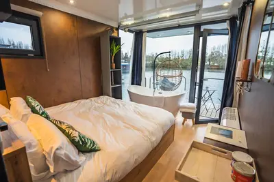 Image de Suite flottante romantique avec balnéo - L'Evasion