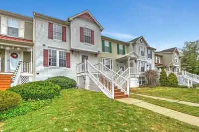 Image de Remodeled stylish townhome close to major highways