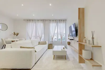 Appartement chaleureux avec parking privé