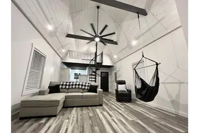 Image de Cozy cabin on private 18 acre farm near the lake.
