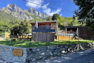 Image de Maison de montagne avec piscine privée, chauffée et jardin clôturé