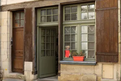 Au pied de la cité royale, dans le quartier piéton.