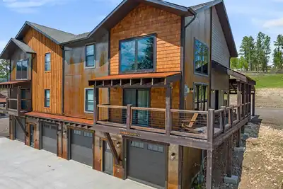 Image de Pet friendly! Newly finished duplex, hot tub, wifi, paved roads, pool access