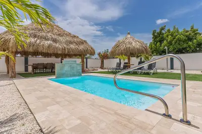 Image de New-Modern Villa, 10 Minute Drive to Beaches