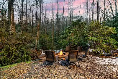 Image de Secluded Smoky Mtn Cabin | Hot Tub + King Suites Fire Pit