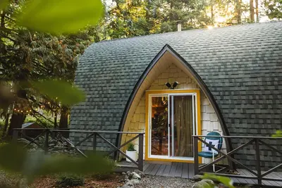 Image de Arched A-Frame Cabin near Mt Baker with Firepit, Gas Grill & Wood-Burning Stove