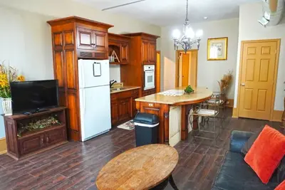 Image de Shopping District Apt | Heart of Historic Downtown
