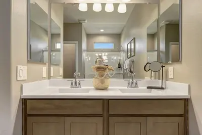 Image de Elevated Brand New Home 15’ from Stadium! !
