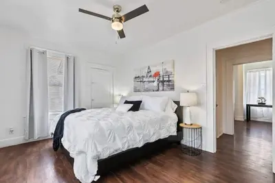 Image de Upstairs King Comfort Near Bishop Arts—Balcony