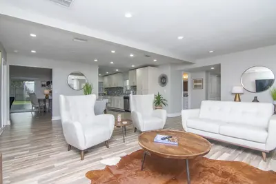 Image de Luxury 3 Bedroom 2 Bath w\/ 2 Car Garage