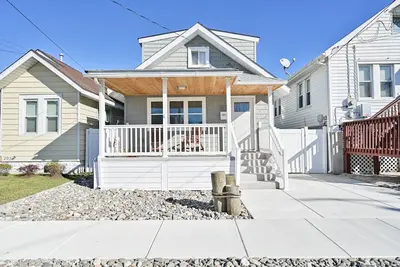 Image de Beach House full of family fun within 15 min walk to the beach + work space