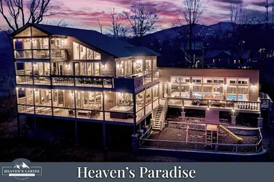 Image de Astounding Luxury Cabin! Downtown! Pool! Playground! 13 Fireplaces! Huge Decks