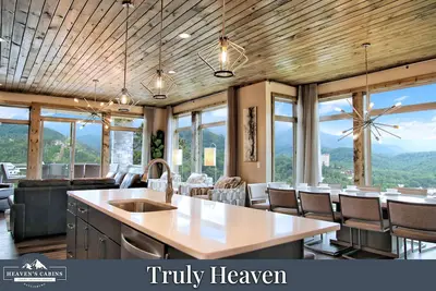 Image de Imaculate Modern Cabin! Downtown views! 6 Master Suites & Nursery! Covered Decks