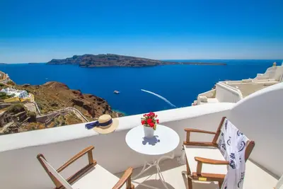 Image de Stunning Caldera Views | Oia Mare Villas Honeymoon Cave Suite with Private Hot Tub and Caldera & Sea View | Oia