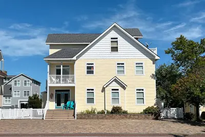 Image de Colorful Canal-Front Beach House, Beautiful Water Views, & Short Walk to Beach