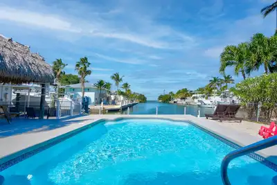 Image de Private Pool, 40’ Dock, Tiki Hut, Open Water Views