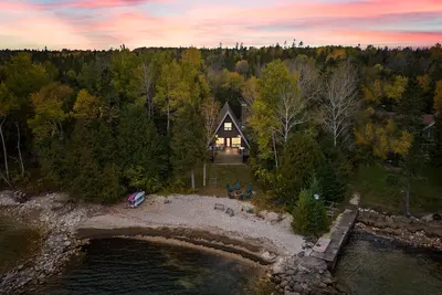 Image de Waterfront A-frame: Vintage Charm, Modern Comfort
