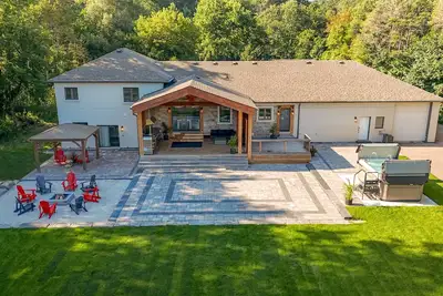 Image de 4 Acre Estate | 7 Bedrooms | Sleeps 20 | 5min to Downtown