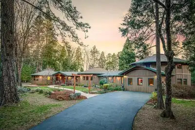 Image de Escape to Nevada City’s Round House Retreat.