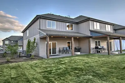 Image de Brand New townhome for 16 at Waterdance. 4 Bed with rec center-indoor/out pools
