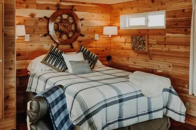 Image de 5- Hot Tub & Massage Chair- Water view Cottage