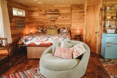 Image de # 6 Boho Romantic Suite Hot Tub  Private Beach-Kitchenette