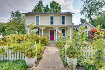 Image de 'The Porch House' Located in Historic Village