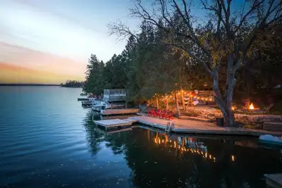 Image de Cozy Four-Season Lakefront Cottage With Hot Tub
