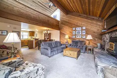 Image de 3br 4-Bath +Loft Spacious Rustic Retreat Log Cabin