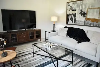 Image de Bloomfield Hills Modern, Luxurious Ranch, 1900 Sq Ft, 3 Bedroom\/2. 5 Bath + Patio