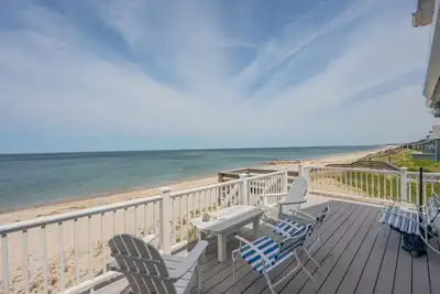 Image de The world of sun and sand beckons from every corner of this grand beachfront home