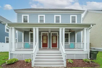 Image de Two Classy Homes - Sleeps 20, Steps from the Beach