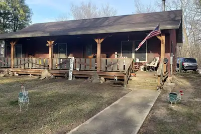 Image de Spacious Cabin with Open Floor Plan located Right in Town!