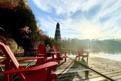 Image de Beautiful Waterfront Cottage w/ Swim Spa Hot Tub, Sleeps 16+