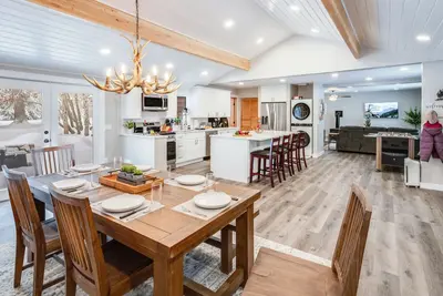 Image de 30-Day Min, Pet Friendly, Located in Downtown Whitefish, Near Beach and Golf Course!