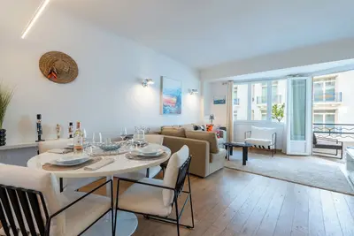 Image de 3p avec terrasse vue mer, face au Martinez