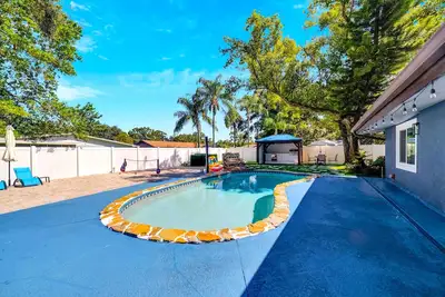 Image de Sleeps 15/ Private Beach & Heated pool /mins to Tampa /Bush Gardens/ Buccs/ Zoo