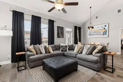 Image de Hilltop Casa | Chef Kitchen, Gated Entry, Office
