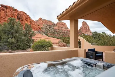 Image de Backs to Red Rock Views Gorgeous Home with Hot Tub! Red Rock Wildlife Devils