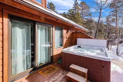 Image de Mountain Escape on Fall River w/ Hot Tub!