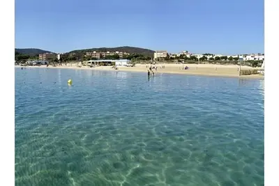Image de Beau rez-de-jardin avec terrasse, vue mer et accès direct à la plage - piscine