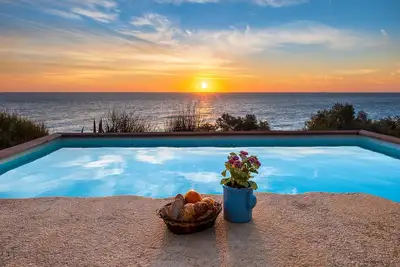 Image de Mareverde. Gorgeous beachfront cottage with pool