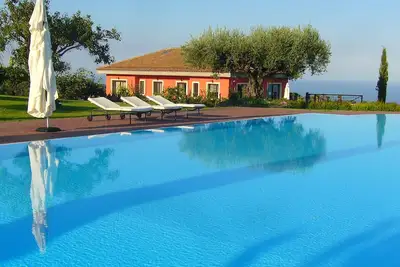 Image de Villa Etnamare avec immense piscine entre l'Etna et la mer Ionienne - Girasole