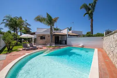 Image de Villa with pool and garden in Torre dell'Orso, on the Adriatic coast of Salento.