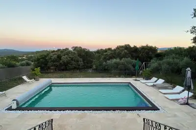 Image de Villa provençale avec vue et piscine