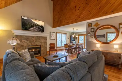 Image de Sleepy Hollow House - walk to winery, private hot tub, pet friendly