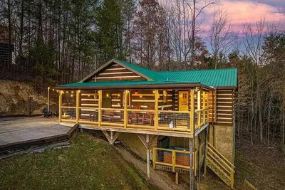 Image de Romantic 2 Bedroom Cabin In The Tennessee Smokies With Hot Tub | Fire Pit | Game Room | Gas Grill